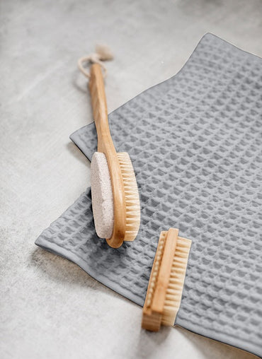 Light grey waffle cotton bath towel with natural brushes â€“ ideal Fatherâ€™s Day gift for men who appreciate quality and design