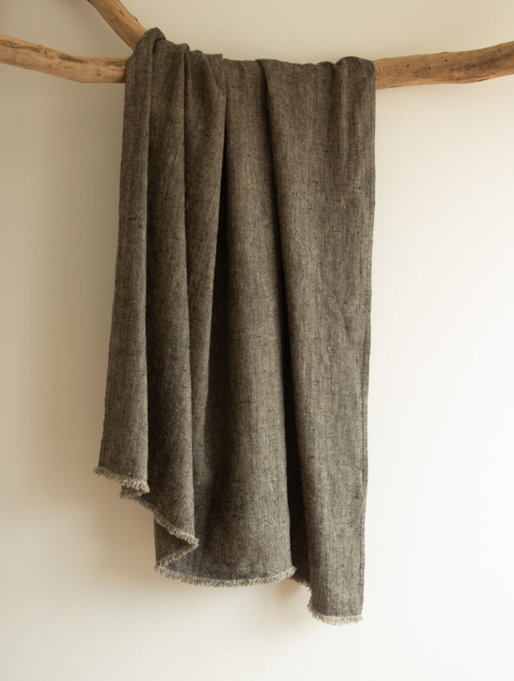 Lipari Linen Throw with Fringes Black with Natural